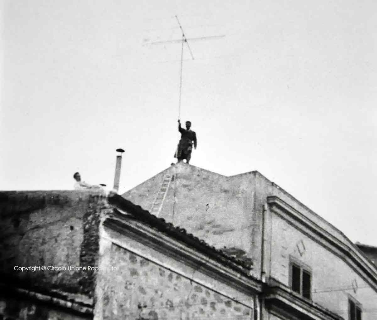 Collocamento antenna televisiva 1957